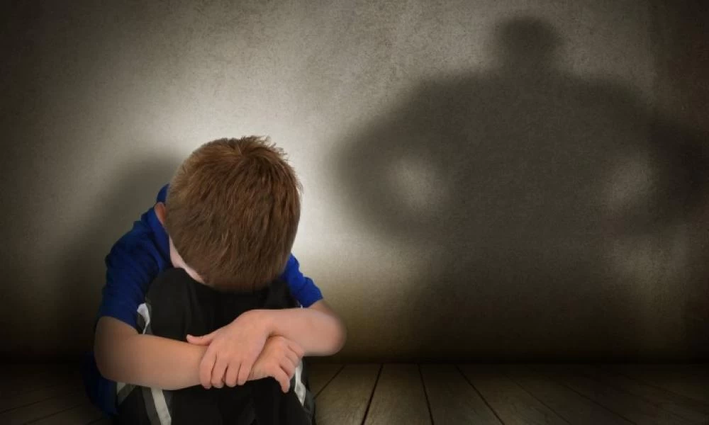 Βρετανία: Παιδόφιλος θα υποβληθεί σε θεραπεία ματιών για να ξεπεράσει τη διαστροφή του